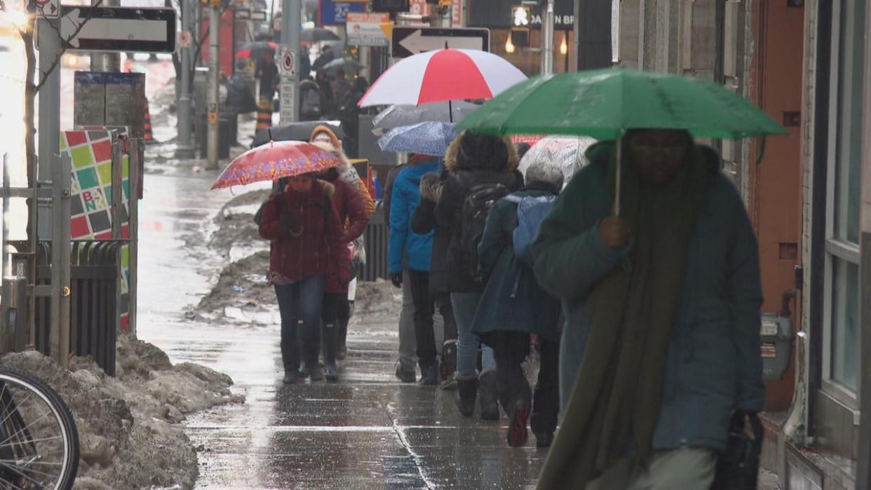 Umbrellas were out on a rainy day on Bank Street in downtown Ottawa in February 2018. The city's seeing similarly wet weather this week. (CBC - image credit)