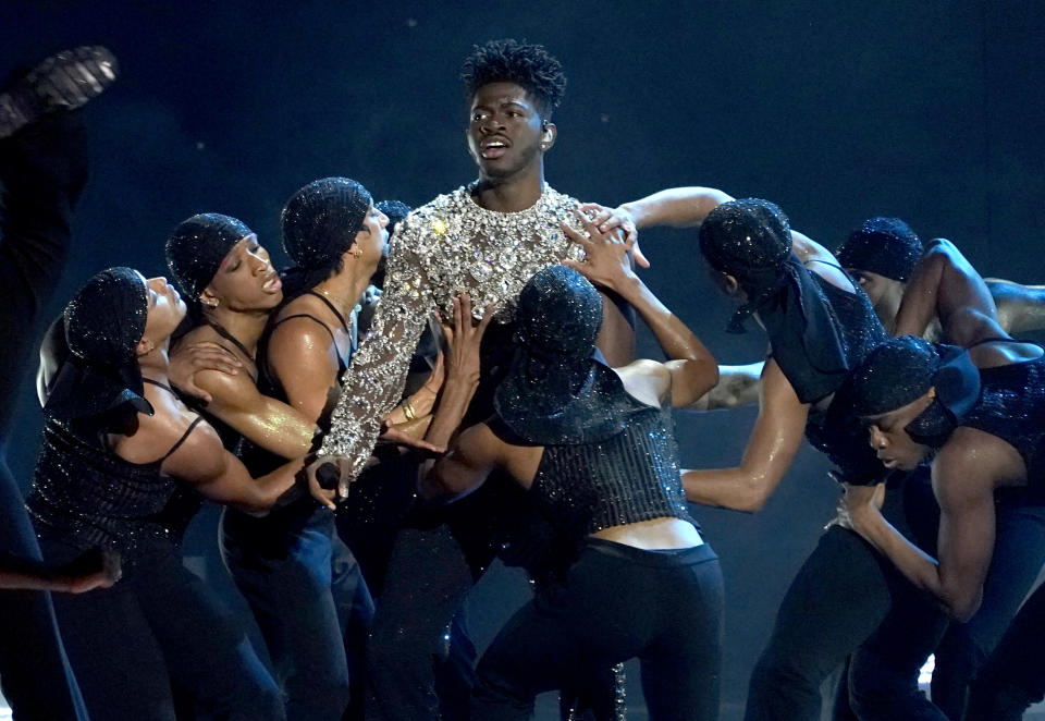 Lil Nas X canta en la ceremonia de los premios Grammy, el domingo 3 de abril de 2022 en Las Vegas. (Foto AP/Chris Pizzello)