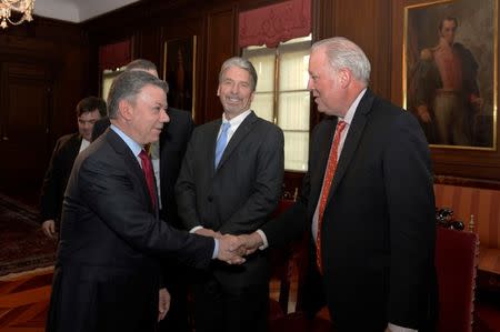 U.S. Under Secretary of State for Political Affairs Thomas Shannon shakes hands with Colombia's President Juan Manuel Santos during the VII High Level Dialogue between Colombia and U.S. in Bogota, Colombia March 1, 2018. Colombian Presidency/Handout via REUTERS ATTENTION EDITORS - THIS IMAGE HAS BEEN SUPPLIED BY A THIRD PARTY.