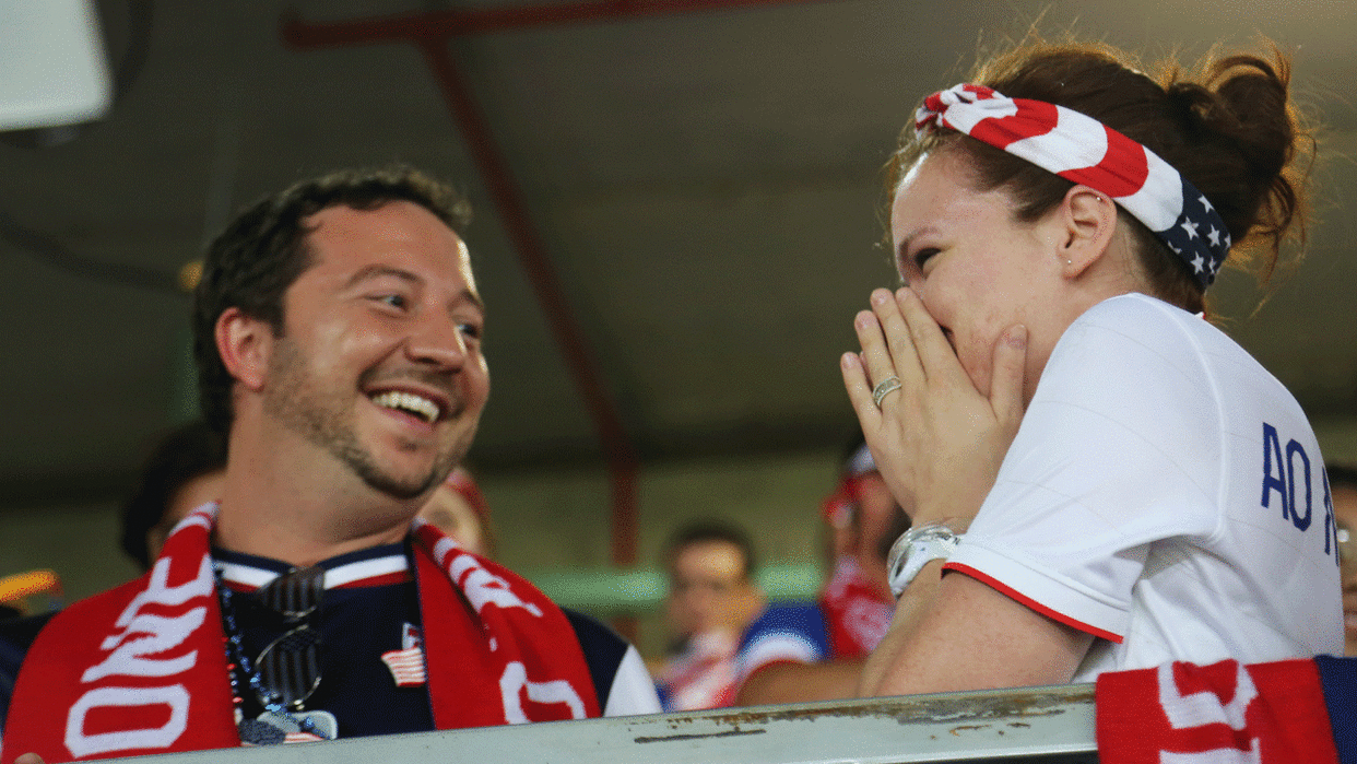 Nick Brusich propone matrimonio a su novia, Jennifer Buzan en el partido de USA en el mundial de Brasil 2014.