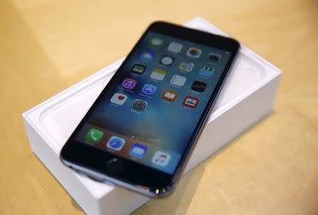 An iPhone 6S Plus is seen at the Apple retail store in Palo Alto, California September 25, 2015. REUTERS/Robert Galbraith