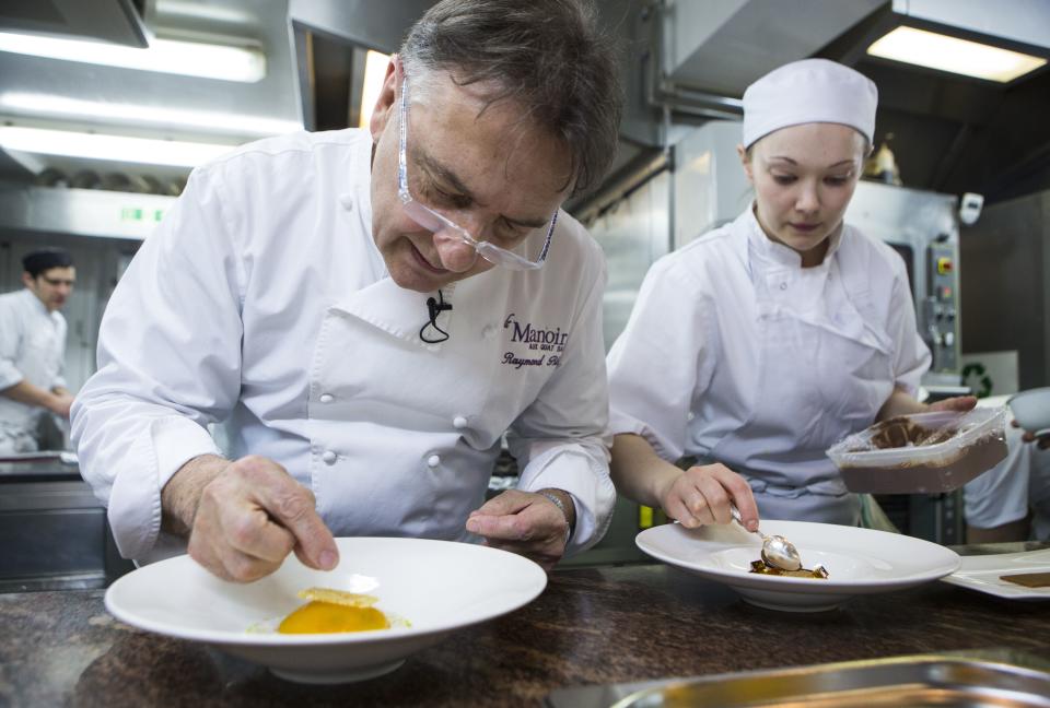 TO GO WITH AFP STORY BY DENIS HIAULT French chef Raymond Blanc (L) prepares dessert in the kitchen of his restaurant, cookery school and hotel 'Belmond Le Manoir aux Quat'Saisons' in Great Milton, east of Oxford, England on March 16, 2015.  AFP PHOTO / JACK TAYLOR        (Photo credit should read JACK TAYLOR/AFP via Getty Images)