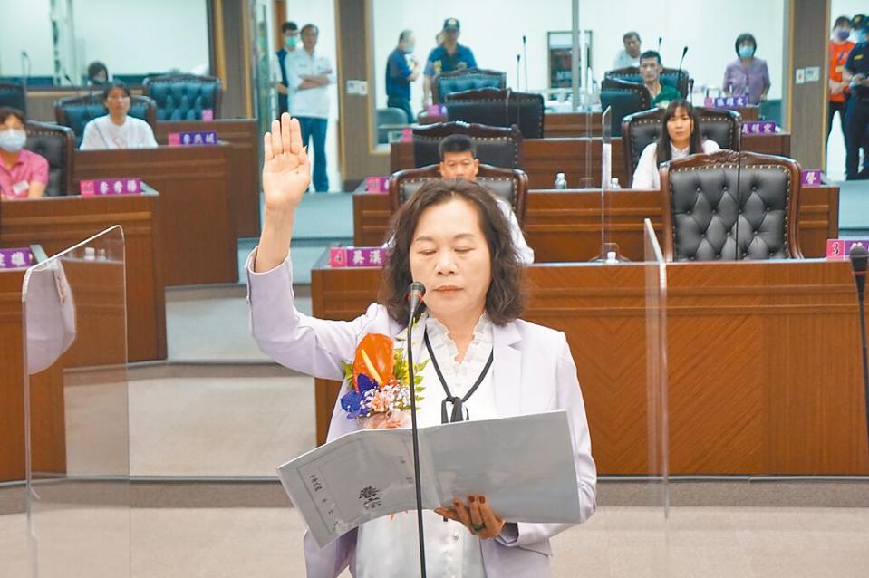 屏東市代會主席29日舉辦補選，由國民黨林淑香（前）當選。（羅琦文攝）