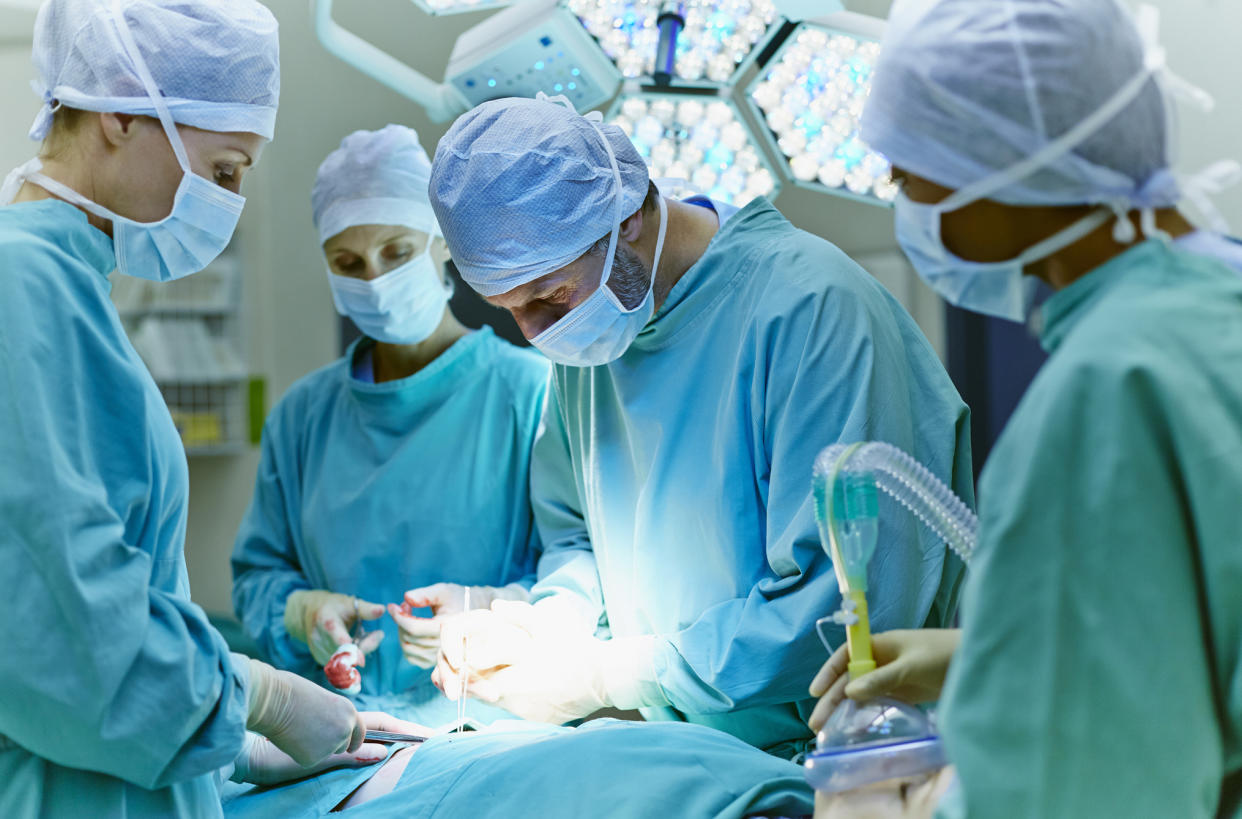 Cirujanos practican un operación (Getty Images)
