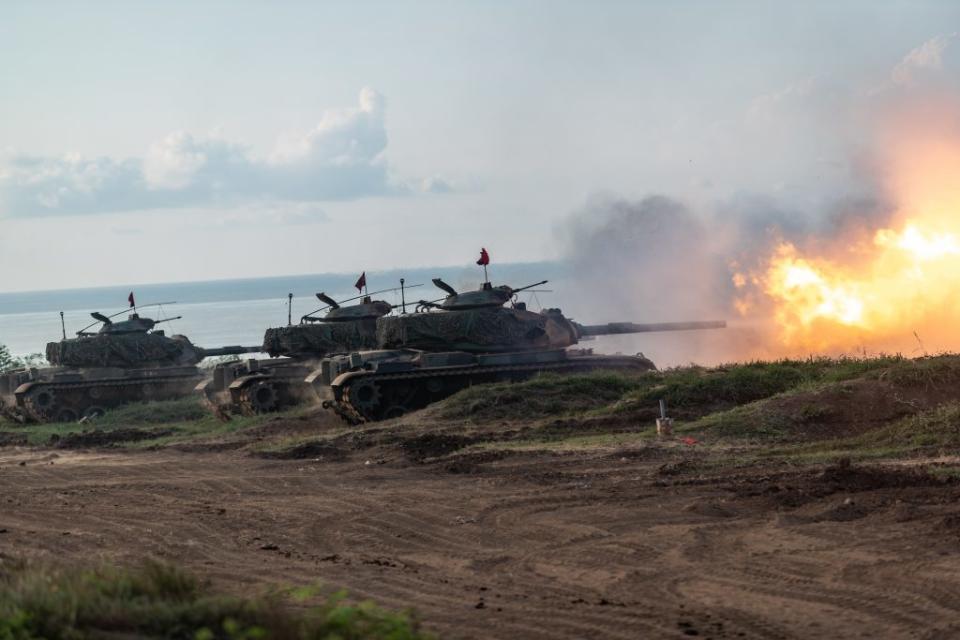 第一作戰區凌晨實施「聯合反登陸作戰操演」，M60A3戰車展現強大火力。（記者蔣謙正翻攝）