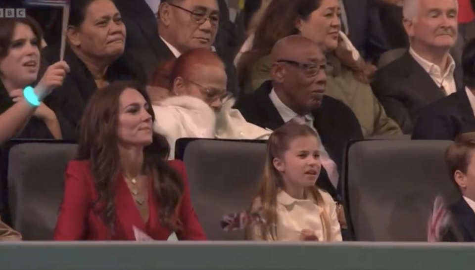 夏綠蒂公主（右）坐在媽媽凱特王妃旁邊，跟著台上的凱蒂佩芮一起唱〈Roar〉。