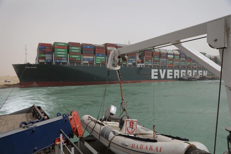 Barco encallado en el Canal de Suez