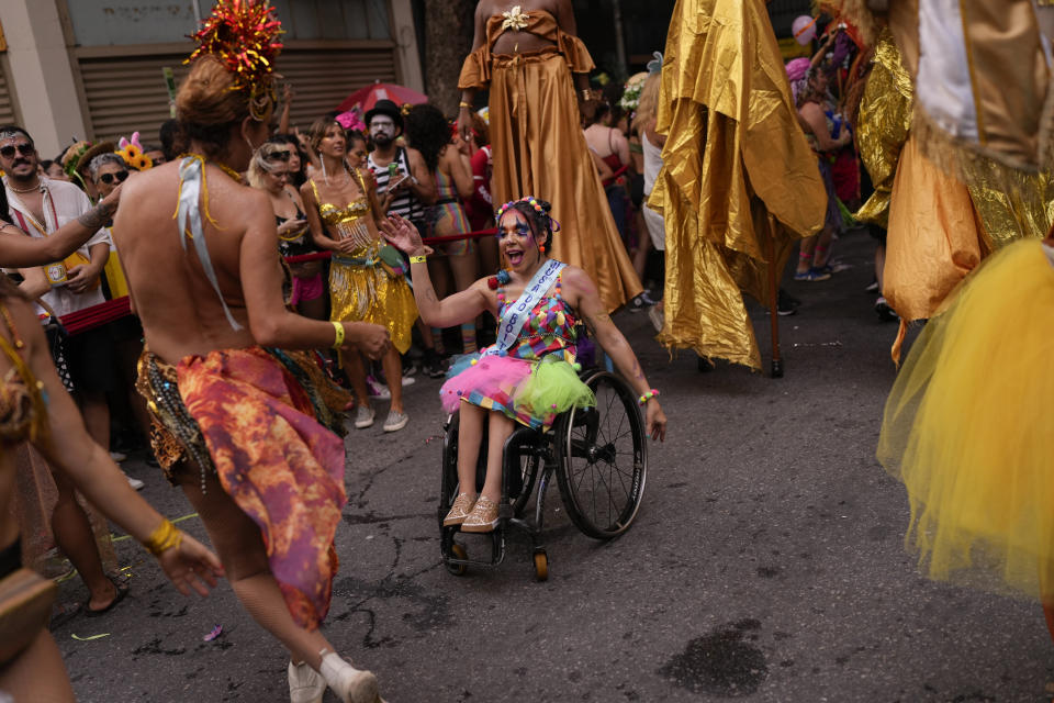 Fiesteros bailan en el "Cordao do Boitata", una fiesta callejera previa al inicio oficial del Carnaval, en Río de Janeiro, Brasil, el 4 de febrero de 2024. (AP Foto/Silvia Izquierdo)