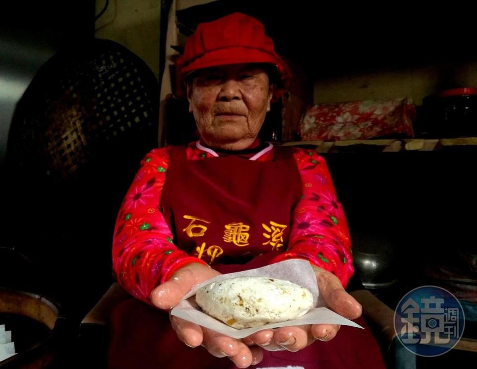 80多歲的阿嬤，雖然眼睛不好，但憑藉長年熟稔技藝，芋粿巧包得又快又好。