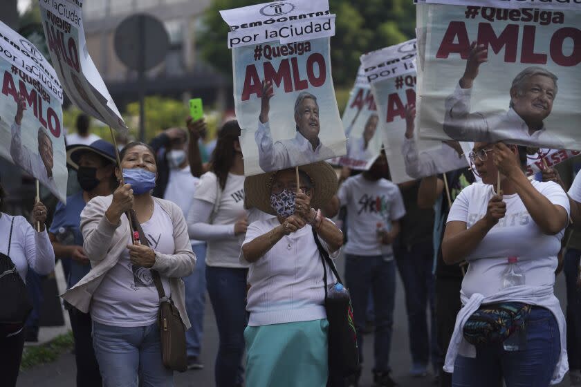 Simpatizantes del presidente Andrés Manuel López Obrador participan en un mitin con la jefa de gobierno de la Ciudad de México, Claudia Sheinbaum, y miembros del partido Morena para informar sobre el proyecto de reforma eléctrica, el miércoles 6 de abril de 2022, en el Monumento a la Revolución de la Ciudad de México. (AP Foto/Marco Ugarte)