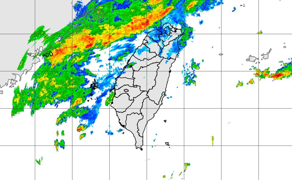 鋒面仍在臺灣上空，結構方面較鬆散，主要的對流在海上，陸地普遍來說降雨空檔多，但環境不穩定，水氣偏多，各地仍有可能出現短暫陣雨或局部雷雨，尤其午後配合熱力作用，降雨較為明顯。（圖：氣象署網站）