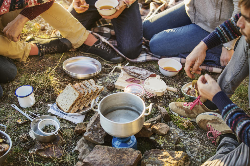 Beim Camping zählt im Zweifel jedes Gramm - weshalb viele auf Kochutensilien aus Aluminium zurückgreifen. Dabei sollte man jedoch einiges beachten. (Bild: Getty Images)