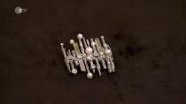 Die Brosche mit Diamanten, Bergkristallen und Perlen aus den 1960er-Jahren hatte einen Wert von 1.300 bis 1.500 Euro. (Bild: ZDF)