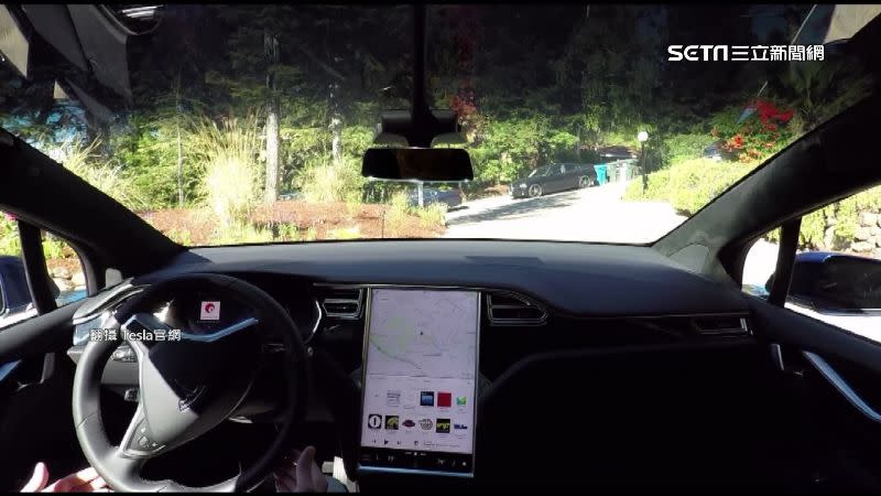 有電動車駕駛表示，林志穎在開車時可能沒開啟「自駕輔助」功能。（圖／翻攝自Tesla官網）