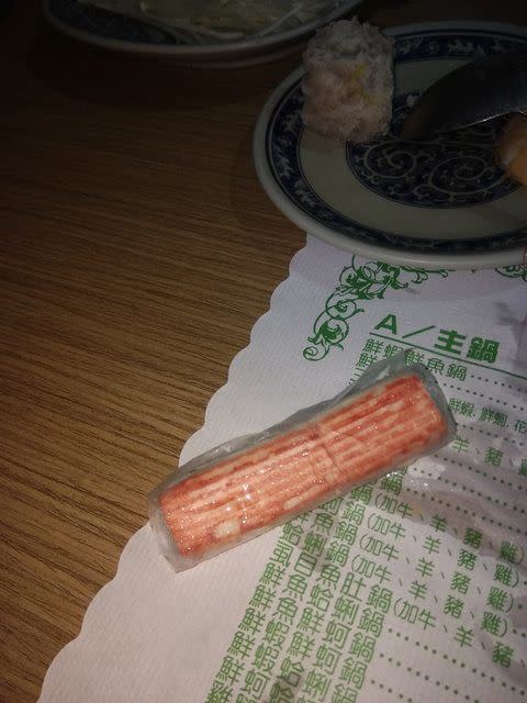 網友好奇蟳味棒外面的塑膠殼是否要拿掉。（圖／翻攝自PTT）