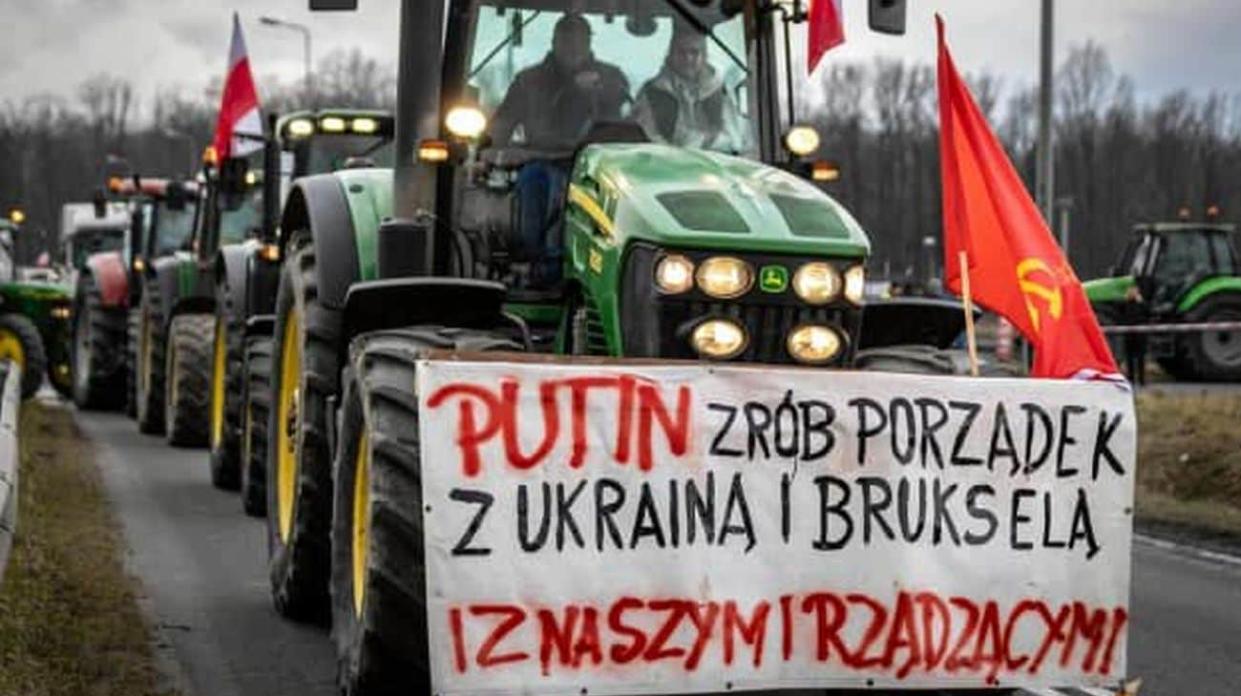 Polish farmers put up a banner calling on Russian President Vladimir Putin to "bring order" during a protest on the border with Ukraine. PHOTO: WYBORCZA