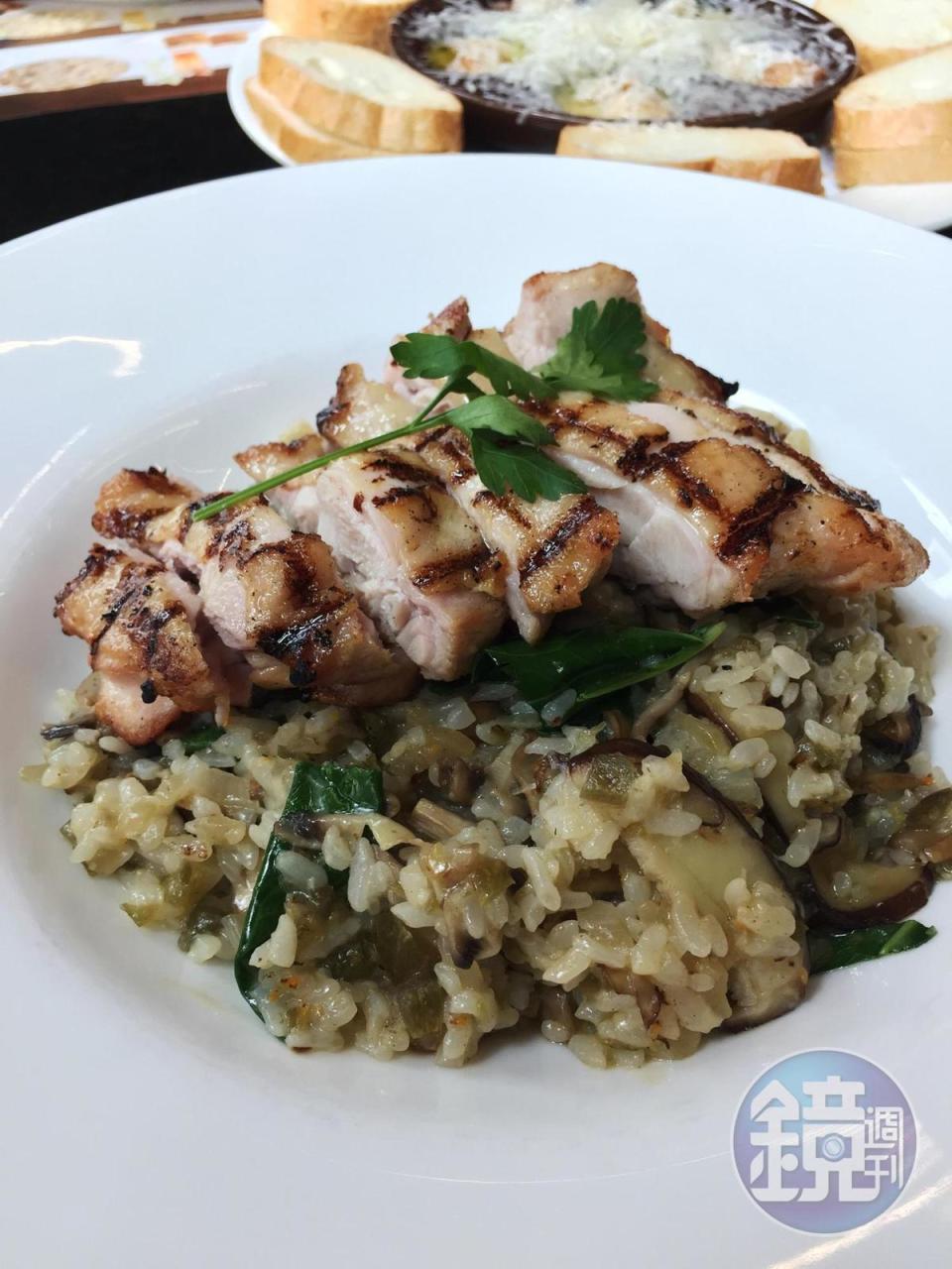 「Grilled Chicken & Mushroom Risotto」的雞肉烤得肉嫩皮脆，燉飯以蒜香點綴，滋味不單調。（22,800韓元／份，約NT$625）