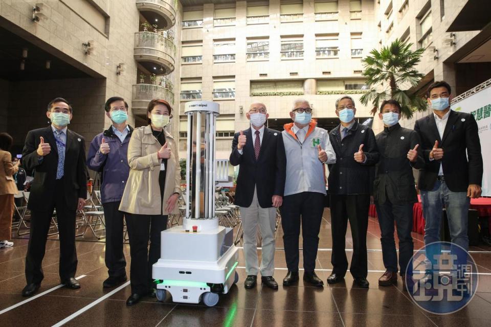亞太電信總經理黃南仁（左4），強調防疫機器人將出現在台北聯合醫院仁愛院區。