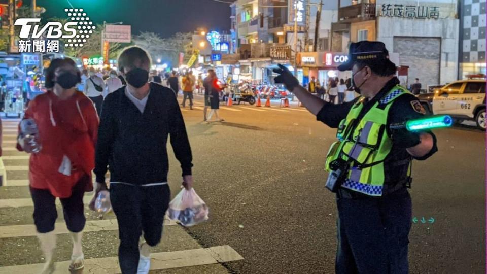 警方昨（26）在墾丁大街實施人車分流管制。（圖／警方提供）