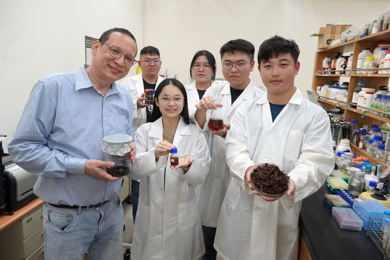 農業廢棄物循環利用 紅茶茶渣變身美妝原料 大葉大學生物醫學系助理教授柳源德（左）與農業部 茶及飲料作物改良場合作，萃取台茶18號紅茶茶渣， 證實台茶18號紅茶泡完的茶渣，具有保濕、抑制酪胺 酸酶、抗氧化效果，將來可作為美妝原料。 （大葉大學提供） 中央社記者鄭維真彰化傳真  113年3月13日 