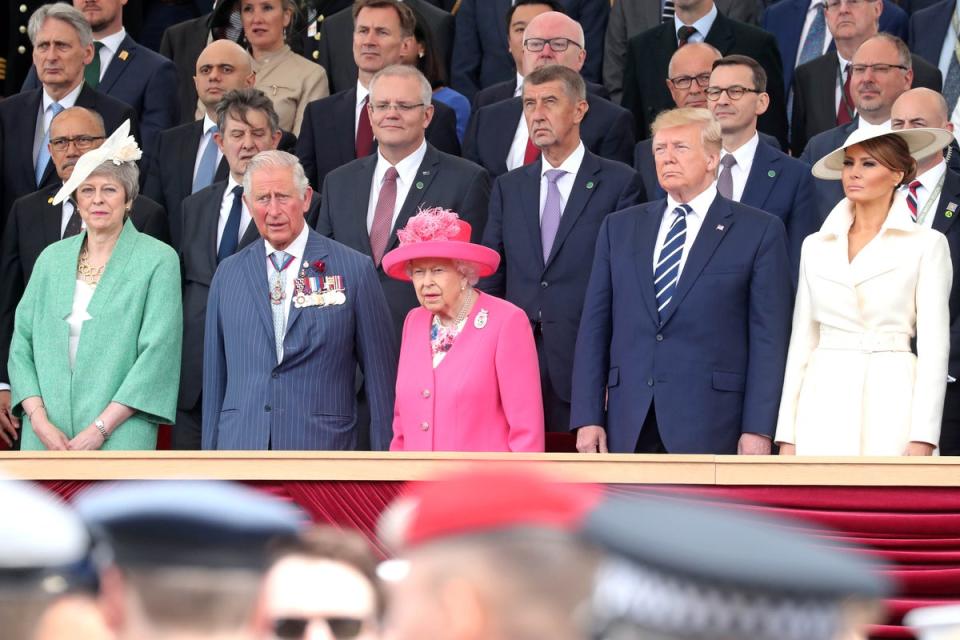 El 5 de junio de 2019, la entonces primera ministra del Reino Unido Theresa May, el príncipe de Gales, la reina Isabel II, el entonces presidente Donald Trump y la primera dama Melania Trump asistieron a una conmemoración del Día D en Portsmouth, Inglaterra (Getty Images)