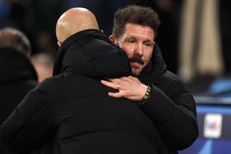 Simeone y Pep Guardiola, en un cruce de abril de 2022; el DT español nunca creyó que el Atleti de Cholo fuera defensivo.