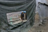 <p>Ein Junge aus Kabul transportiert Wasser in Kanistern zu seiner Unterkunft. (Bild: AP Photo/Rahmat Gul) </p>