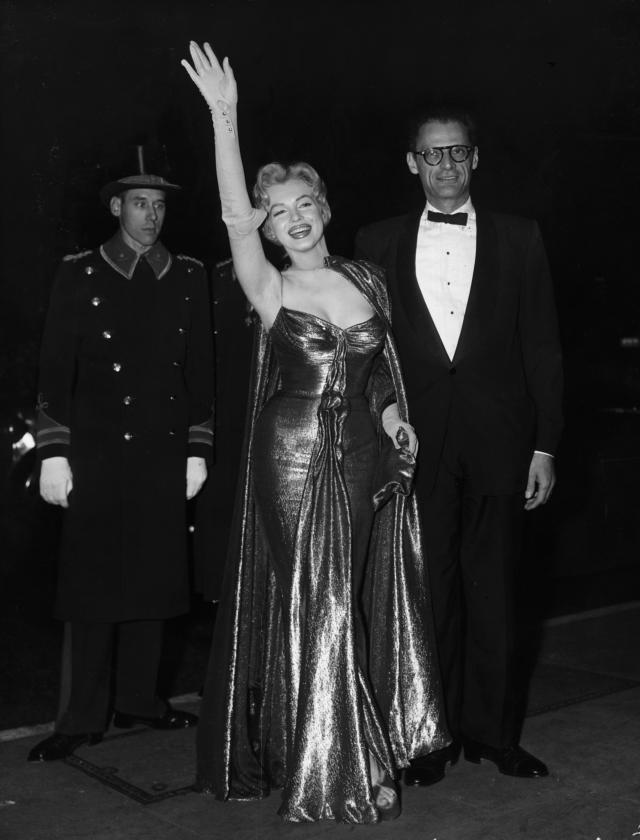 8 Vestidos legendarios de Marilyn Monroe que tienen mucho que contarnos /  Genial