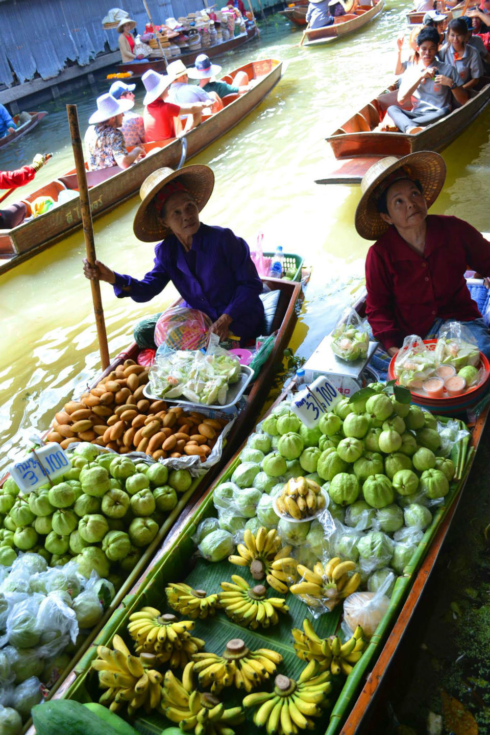 <p>Las frutas tropicales tiñen de color el mercado, pero también podrás comprar especias, verduras y otros alimentos. No te olvides de regatear. (Foto: Jenny Barragán). </p>