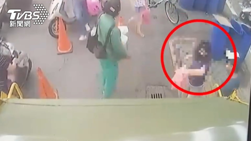 監視器拍下陳女丟棄女嬰的畫面。（圖／TVBS）