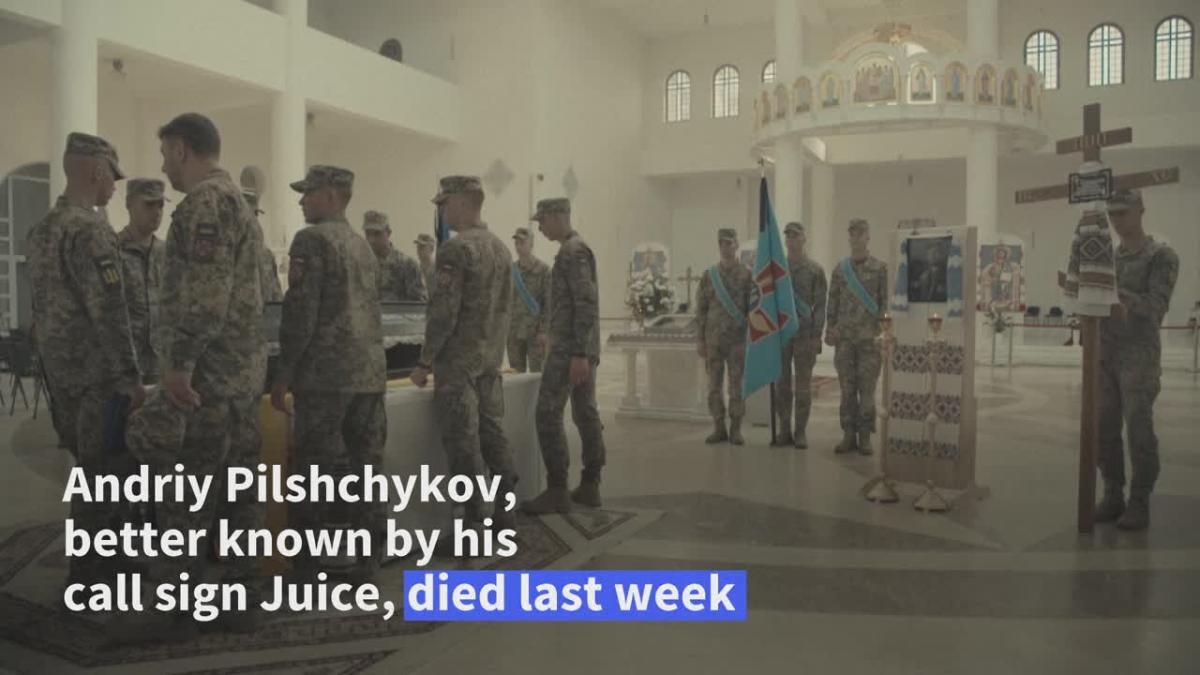 Украйна се сбогува с летящия ас, убит при сблъсък