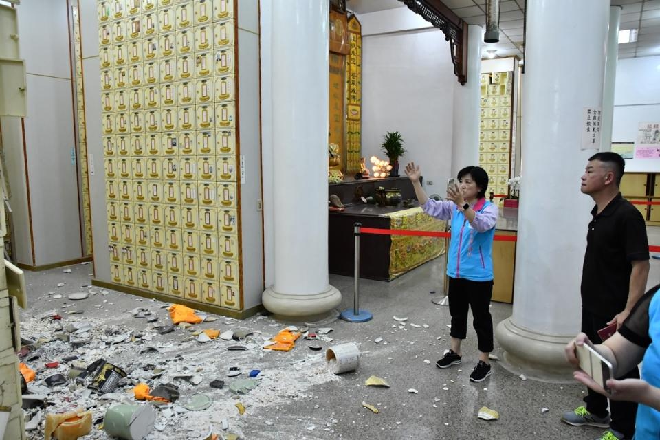 3 日，花蓮發生規模 7.2 強震，吉安鄉慈雲山納骨塔大批骨灰罈被震落碎裂。   圖：翻攝自 吉安鄉公所 臉書