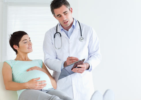 <b>Agrega a tu bebe a tu póliza de seguro medico.</b><br> Es importante que contactes a tu aseguradora antes de que nazca tu bebe para tener claro cuales son los procedimientos para incorporarlo a tu póliza. Algunas aseguradas automáticamente cubren al bebe desde que nace por trente días. <br> (Foto: Istockphoto.com)