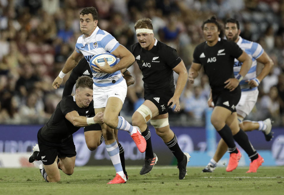 Emiliano Boffelli de Argentina es derribado por Beauden Barrett, izquierda, de Nueva Zelanda el sábado 28 de noviembre de 2020 durante un duelo entre Argentina y los All Blacks en el torneo de las Tres Naciones, en Newcastle, Australia. (AP Foto/Rick Rycroft)