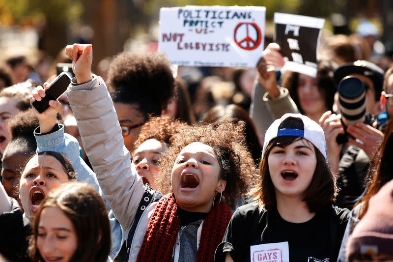 Des étudiants de plus de 2.600 écoles et groupes scolaires devaient prendre part à cette manifestation en quittant leurs classes à 10h00 (heure locale dans chaque Etat), ont annoncé les organisateurs du mouvement, qui ont demandé aux jeunes de porter des habits orange représentant la lutte contre la violence par armes à feu. /Photo prise le 20 avril 2018/REUTERS/Brendan McDermid