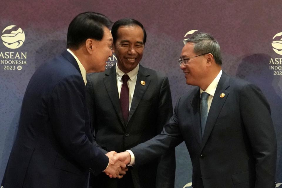 南韓總統尹錫悅（左）6日與中國國務院總理李強在東協峰會握手，中間者為印尼總統佐科威。路透社