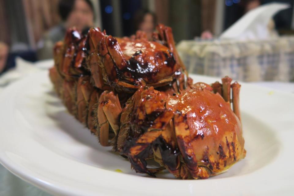 上海「汪姐的私房菜」月前剛出的新菜「醬燒大閘蟹」，肥膏仍在，蟹腳染上醬味，讓人吮指回味無窮。（攝影：林亦君）