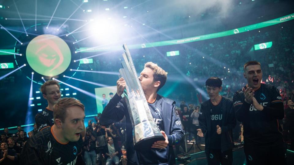 Odoamne lifts and kisses the LEC trophy