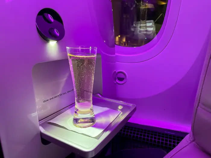 Ein Glas Champagner am Business-Class-Platz der Autorin - Copyright: Monica Humphries/Business Insider