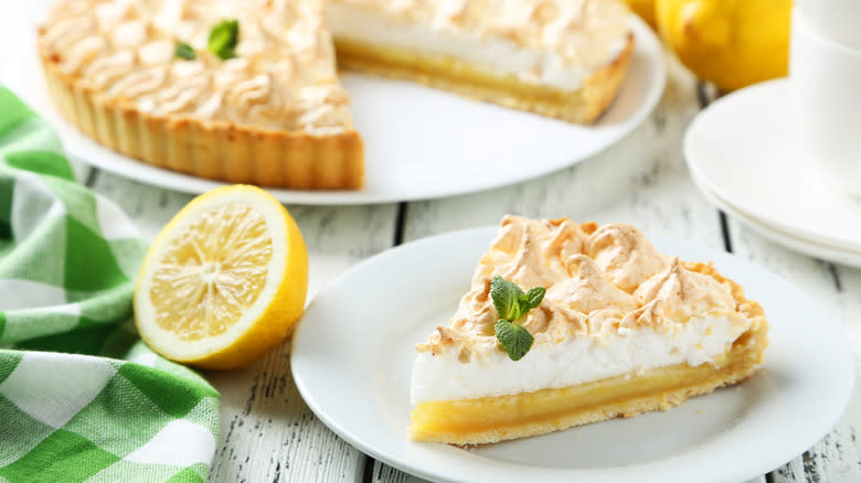 Lemon meringue pie slice 