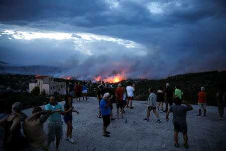 People watch a wildfire raging in the town of Rafina, near Athens, Greece, July 23, 2018. REUTERS/Alkis Konstantinidis