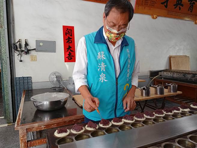 藍營屏東縣長候選人蘇清泉除允諾替農民爭取將泥火山噴發造成的農損列為中央天然災害補助外，還親自走訪基層並拜訪在地紅豆餅老店，聽人民心聲。（蘇清泉團隊提供／謝佳潾屏東傳真）