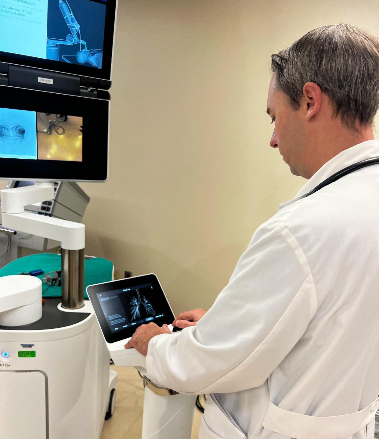 AdventHealth Waterman pulmonologist Dr. J. Ryan Schroeder demonstrates the new Ion technology.