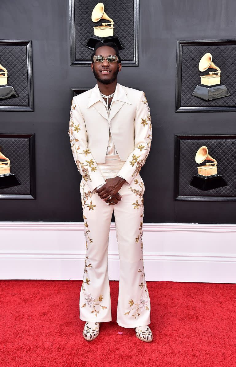 Leon Bridges eligió un traje blanco con detalles en dorado y unos zapatos cuanto menos originales