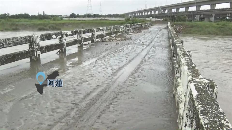 暴雨襲南台灣！溪水淹沒中路橋滿地泥濘　大社觀音山土石崩塌