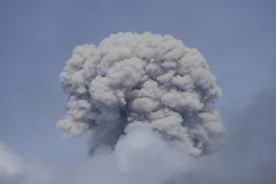 El volcán Nevado del Ruiz expulsa humo y cenizas cerca de Villahermosa, Colombia, el martes 11 de abril de 2023. Autoridades colombianas comenzaron a evacuar a algunas familias después de que el volcán mostrara un aumento de la actividad sísmica que apuntaba hacia una inminente erupción en los próximos días o semanas. (AP Foto/Fernando Vergara)