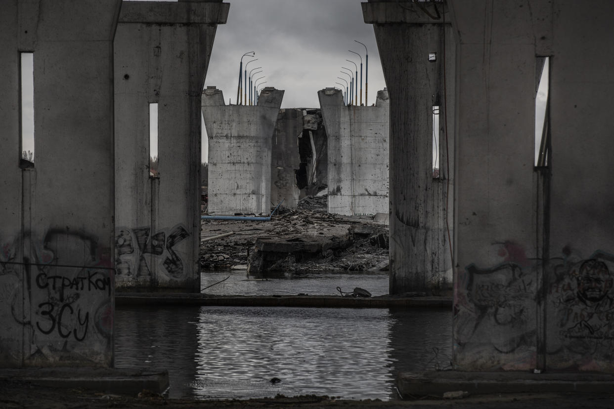 El puente Antonovskiy, destruido por las fuerzas rusas en retirada, en la ciudad de Jersón, en el sur de Ucrania, el miércoles 16 de noviembre de 2022. (Finbarr O'Reilly/The New York Times)
