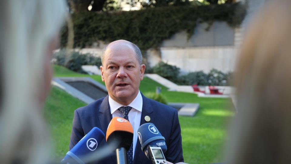 Bundesfinanzminister Olaf Scholz spricht in Buenos Aires mit Journalisten. Foto: Claudio Santisteban