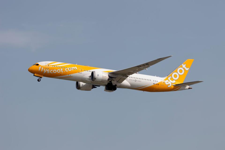 Eine Scoot Boeing 787-9 Dreamliner hebt vom Flughafen Osaka - Kansai ab.