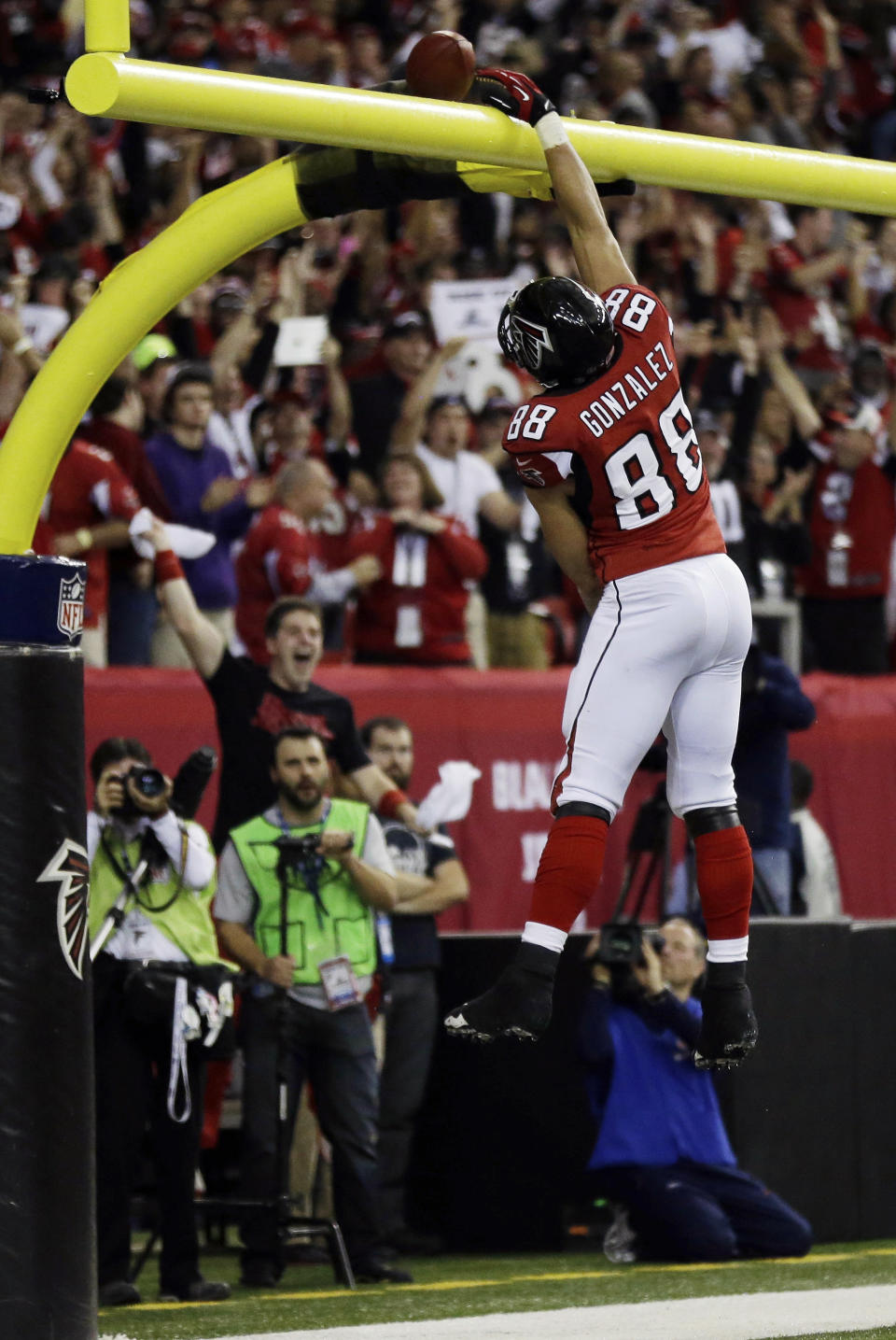 FILE - In this Jan. 20, 2013, file photo, Atlanta Falcons' Tony Gonzalez reacts after his 10-yard touchdown reception during the first half of the NFL football NFC Championship game against the San Francisco 49ers in Atlanta. Gonzalez is heading to the Hall of Fame, to be joined by three defensive backs who spent parts of their career trying to stop him. (AP Photo/David Goldman, File)